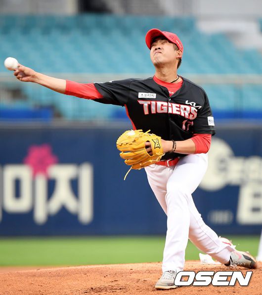 [OSEN=대구, 조은정 기자] 10일 오후 대구 삼성라이온즈파크에서 ‘2021 신한은행 SOL KBO리그’ 삼성 라이온즈와 KIA 타이거즈의 경기가 열렸다. 1회말 KIA 선발 임기영이 힘차게 공을 던지고 있다. 2021.06.10 /cej@osen.co.kr