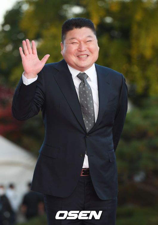 [OSEN=박준형 기자] 29일 서울 회기동 경희대학교 평화의 전당에서 제 11회 대한민국 대중문화예술상 시상식이 진행됐다.배우 장동윤과 장예원 전 아나운서가 진행을 맡은 '2020 대한민국 대중문화예술상' 시상식은 씨스타 출신 효린이 오프닝 공연을 선보이고, 피아니스트 진보라와 가수 존박이 드라마 OST '모든 날, 모든 순간'으로 호흡을 맞춘다. 이어 세븐틴과 나하은, JYJ 김준수와 기타리스트 정성하 등이 무대에 오른다.'2020 대한민국 대중문화예술상'은 이날 오후 6시부터 네이버 V앱을 통해 온라인 생중계되고 오는 11월1일 오후 6시에 SBS MTV에서 녹화방송된다.강호동이 레드카펫을 밟고 있다. / soul1014@osen.co.kr