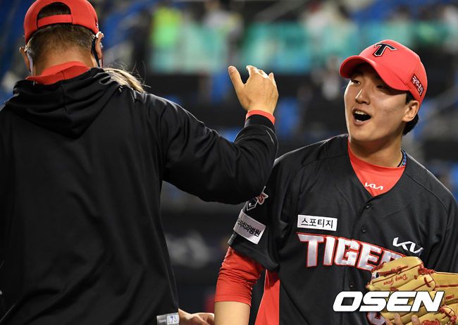 [OSEN=잠실, 지형준 기자]  4월 22일 잠실 LG전에서 승리를 이끈 KIA 정해영이 정명원 코치의 축하를 받고 있다. /jpnews@osen.co.kr