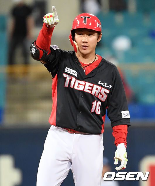 [OSEN=대구, 조은정 기자] 삼성 라이온즈가 기분좋은 위닝시리즈를 낚으며 공동 선두에 올랐다.  삼성은 10일 대구 삼성라이온스파크에서 열린 '2021 신한은행 SOL KBO리그' KIA 타이거즈와의 경기에서 뷰캐넌의 호투, 구자욱-피렐라의 투런포를 앞세워 4-2로 승리했다.  9회말 2사 1루 KIA 최원준이 좌중전 2루타를 때려낸 뒤 세리머니를 하고 있다. 2021.06.10 /cej@osen.co.kr