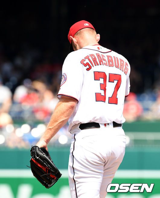 [OSEN=워싱턴 D.C.(미국), 지형준 기자] 워싱턴 스트라스버그가 적시타를 허용하며 아쉬워하고 있다. /jpnews@osen.co.kr