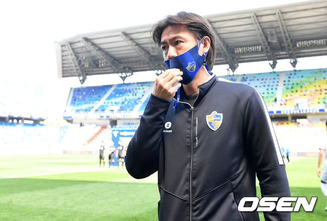 [OSEN=수원, 최규한 기자]울산 홍명보 감독이 경기 시작을 앞두고 벤치로 향하고 있다. / dreamer@osen.co.kr