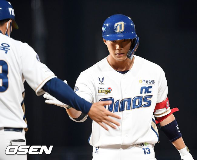 [OSEN=창원, 민경훈 기자]8회말 2사 주자 만루 NC 박준영이 중견수 앞 2타점 적시타를 날린 후 1루에서 기뻐하고 있다.2021.06.02 /rumi@osen.co.kr