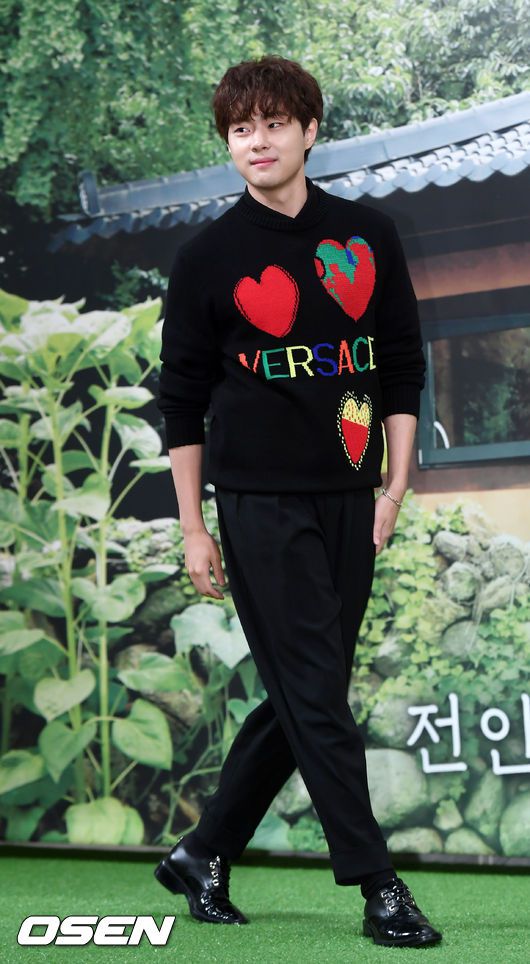 [OSEN=민경훈 기자]조병규가 무대 위로 입장하며 포즈를 취하고 있다. /rumi@osen.co.kr