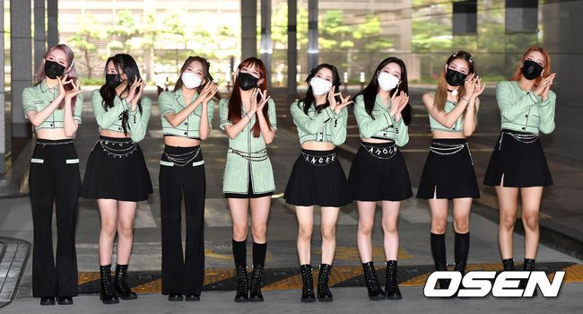 [OSEN=고양, 최규한 기자]걸그룹 라잇썸이 출근하며 포즈를 취하고 있다. 2021.06.23 / dreamer@osen.co.kr