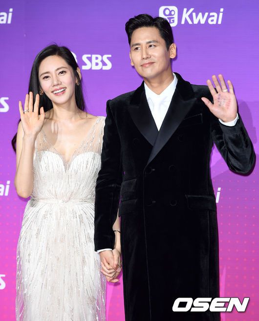 [OSEN=이대선 기자]배우 추자현, 우효광 부부가 레드카펫을 밟고 있다./sunday@osen.co.kr