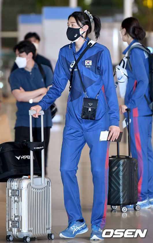 [OSEN=인천, 김성락 기자] 20일 오후 여자배구 국가대표팀 ‘라바리니호’가 VNL 출전을 위해 인천국제공항을 통해 이탈리아로 출국했다. 김연경 선수가 출국장으로 이동하고 있다./ksl0919@osen.co.kr