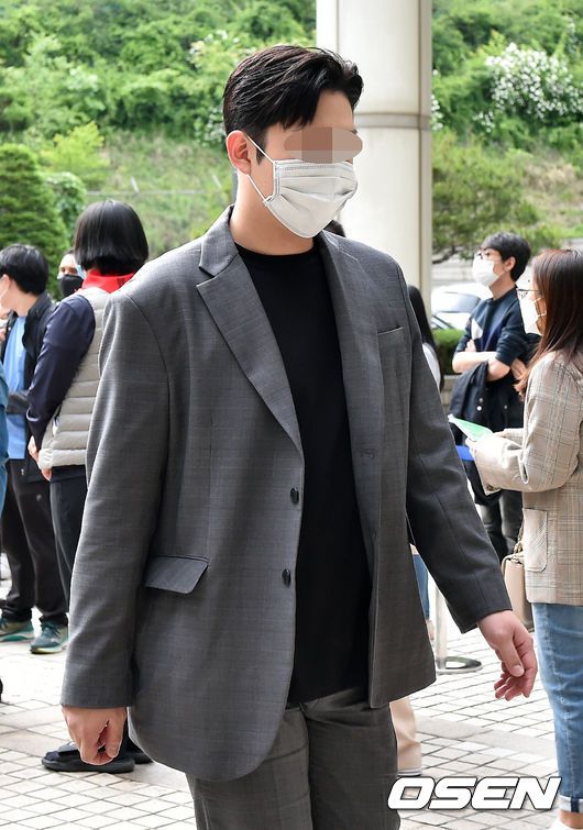 [OSEN=조은정 기자]21일 오후 서울 서초구 서울중앙지법에서 걸그룹 카라 출신 고(故) 구하라에 폭행과사생활 동영상으로 협박 등을 한 혐의로 기소된 최종범(28)의 항소심 첫 공판이 열렸다.최종범이 공판에 출석하기 위해 중앙지법에 들어서고 있다. /cej@osen.co.kr