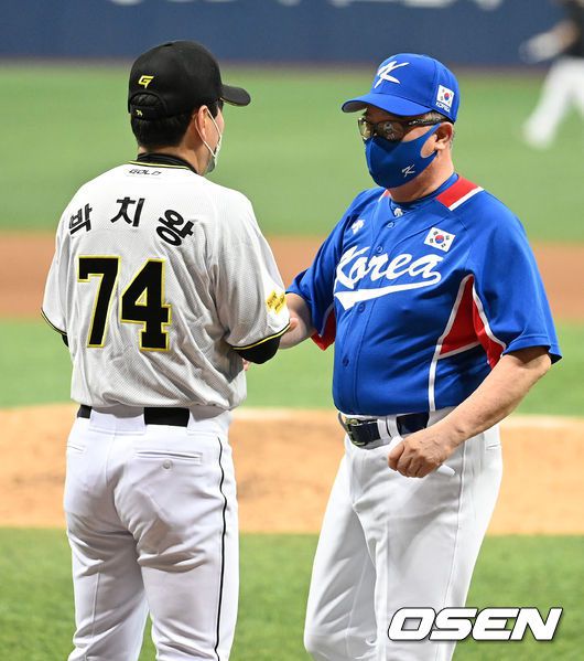 [OSEN=고척, 지형준 기자]경기를 마치고 대표팀 김경문 감독이 상무 박치왕 감독과 인사를 나누고 있다. 2021.07.23 /jpnews@osen.co.kr