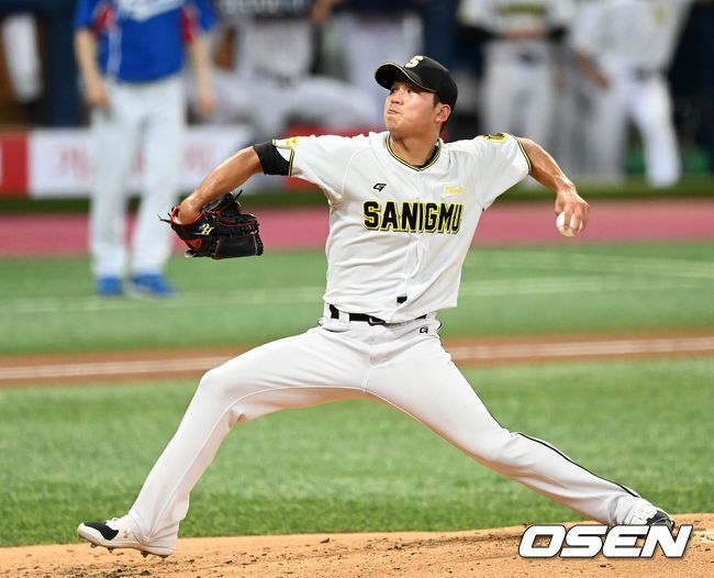 [OSEN=고척, 이대선 기자]4회초 무사에서 상무 김기훈이 역투하고 있다. 2021.07.23 /sunday@osen.co.kr