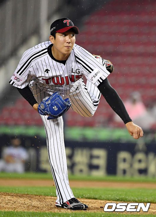 [OSEN=잠실, 곽영래 기자] 10일 서울 잠실야구장에서 ‘2021 신한은행 SOL KBO 리그’ LG 트윈스와 NC 다이노스의 경기가 열렸다. 8회초 LG 손주영이 역투하고 있다. 2021.06.10/ youngrae@osen.co.kr