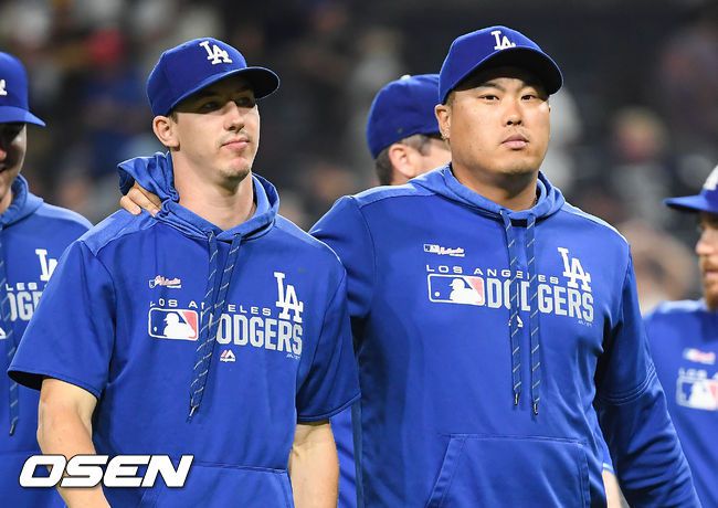 [OSEN=샌디에이고(미국 캘리포니아주),박준형 기자]경기종료 후 다저스 류현진과 뷸러가 어깨동무를 하며 그라운드를 빠져나가고 있다.