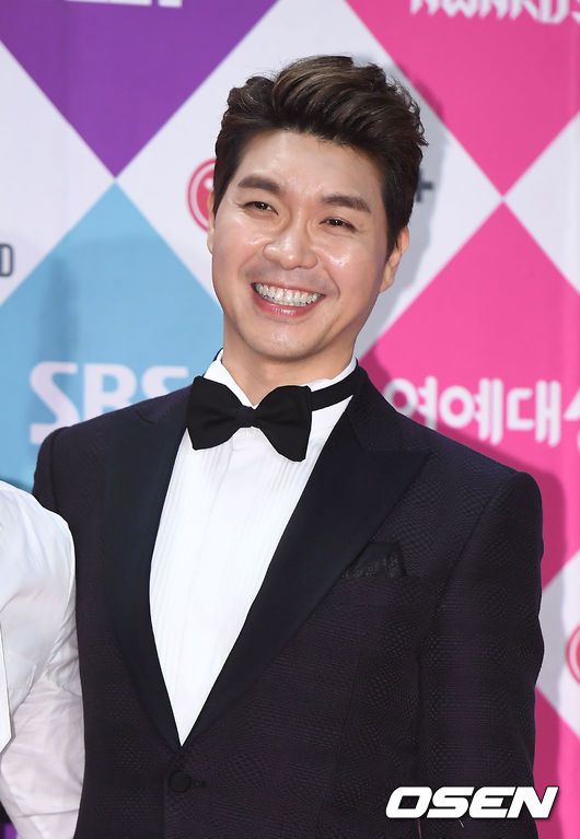 [OSEN=곽영래 기자] 25일 오후 서울 마포구 상암동 SBS 프리즘타워에서 진행된 SBS 연예대상에서 박수홍이 포토타임을 갖고 있다. / youngrae@osen.co.kr