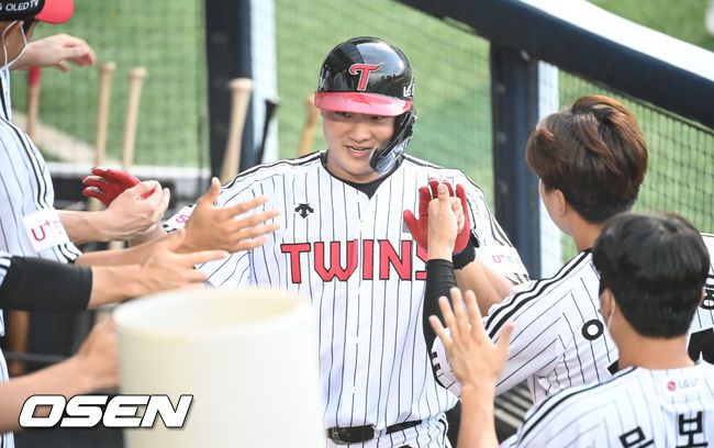 [OSEN=잠실, 박준형 기자] 3회말 2사 1,3루 LG 이재원이 3점 홈런을 날리고 동료들의 축하를 받고 있다. 2021.07.30/ soul1014@osen.co.kr