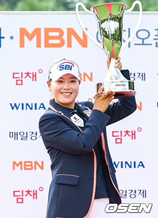 [OSEN=포천,박준형 기자]시상식 이후 우승을 차지한 이소미가 트로피를 들고 포즈를 취하고 있다.  2021.08.15 / soul1014@osen.co.kr