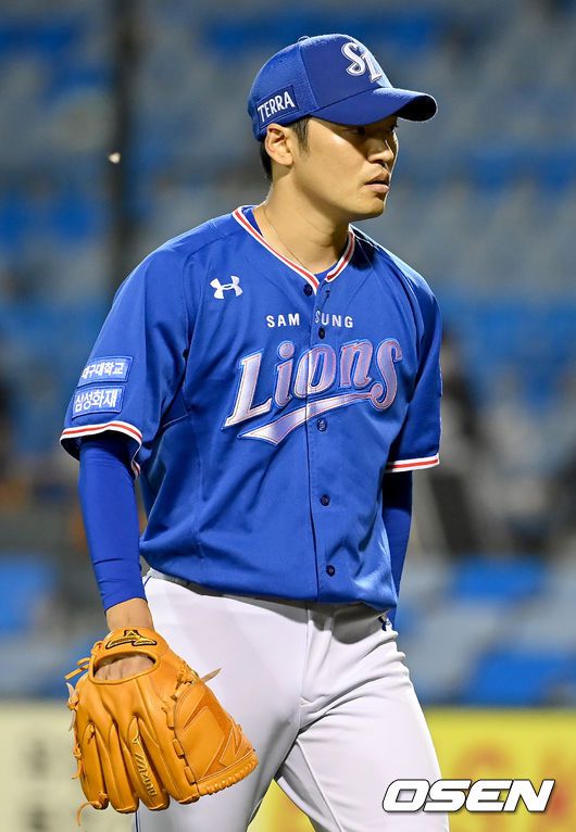 [OSEN=대전, 김성락 기자] 18일 오후 대전 한화이글스파크에서 ‘2021 신한은행 SOL KBO 리그’ 한화 이글스와 삼성 라이온즈의 경기가 열렸다.5회말 종료 후 삼성 백정현이 더그아웃으로 이동하고 있다. 2021.08.18 /ksl0919@osne.co.kr