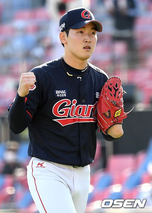 [OSEN=수원, 최규한 기자]6회말 2사 1, 2루 상황 KT 김민혁을 내야 플라이로 이끌며 실점없이 이닝을 막아낸 롯테 투수 최준용이 기뻐하고 있다. / dreamer@osen.co.kr