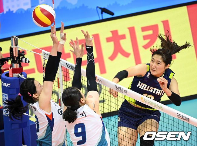 [OSEN=의정부, 조은정 기자] 29일 오후 경기 의정부체육관에서 ‘2021 의정부도드람컵 프로배구대회’ GS칼텍스와 현대건설의 결승전이 열렸다.2세트 현대건설 정지윤이 강타를 하고 있다. 2021.08.29 /cej@osen.co.kr