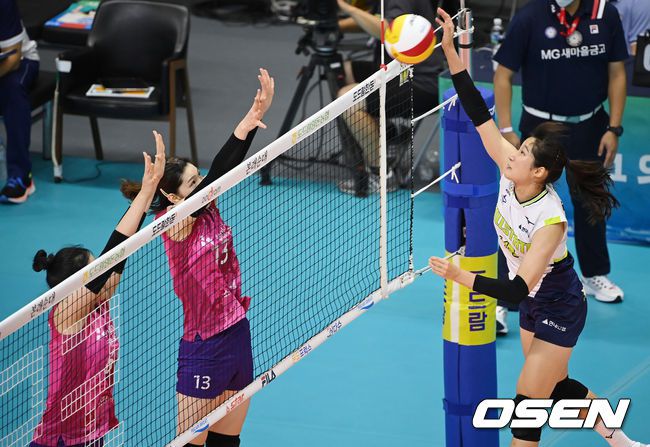 [OSEN=의정부,박준형 기자] 현대건설이 2연승을 내달렸다.현대건설은 24일 의정부체육관에서 펼쳐진 2021 의정부-도드람컵 프로배구대회 여자부 B조 경기에서 IBK기업은행에 세트스코어 3-1(16-25, 25-19, 29-27, 25-20) 승리를 거뒀다. 현대건설은 2연승을 IBK기업은행은 1패로 대회를 시작했다.1세트 현대건설 정지윤이 강타를 날리고 있다.  2021.08.24 / soul1014@osen.co.kr