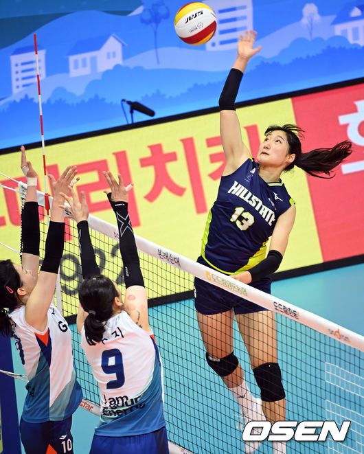 [OSEN=의정부, 조은정 기자] MVP를 차지한 현대건설 정지윤이 포즈를 취하고 있다. 2021.08.29 /cej@osen.co.kr