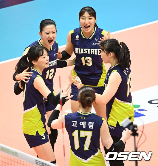 [OSEN=의정부, 조은정 기자] 29일 오후 경기 의정부체육관에서 ‘2021 의정부도드람컵 프로배구대회’ GS칼텍스와 현대건설의 결승전이 열렸다.2세트 현대건설 정지윤이 강타를 하고 있다. 2021.08.29 /cej@osen.co.kr