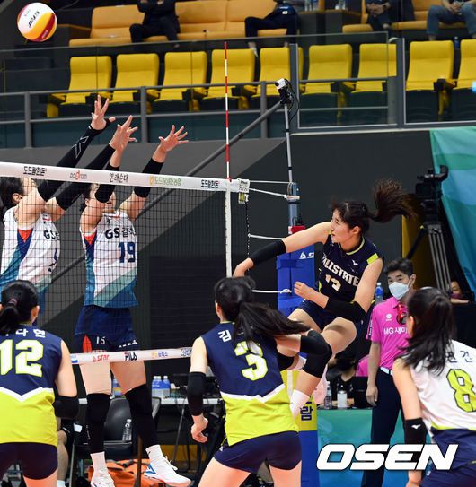 [OSEN=의정부, 조은정 기자] 29일 오후 경기 의정부체육관에서 ‘2021 의정부도드람컵 프로배구대회’ GS칼텍스와 현대건설의 결승전이 열렸다.2세트 현대건설 선수들이 득점을 기뻐하고 있다. 2021.08.29 /cej@osen.co.kr