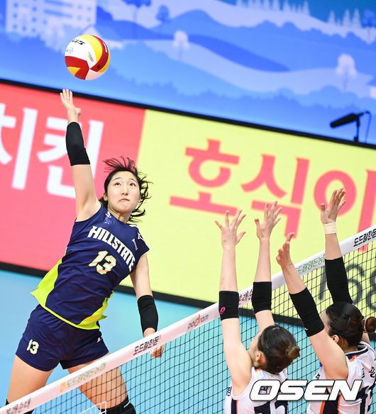 [OSEN=의정부, 이대선 기자] 26일 오후 경기 의정부체육관에서 ‘2021 의정부도드람컵 프로배구대회’ 현대건설과 KGC인삼공사의 경기가 열렸다.1세트 현대건설 정지윤이 KGC인삼공사의 블로킹 벽을 피해 공격을 시도하고 있다. 2021.08.26 /sunday@osen.co.kr
