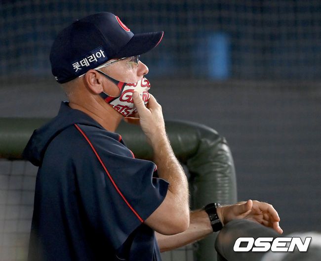 [OSEN=부산, 김성락 기자] 20일 오후 부산 사직야구장에서 '2021 신한은행 SOL KBO리그' 롯데 자이언츠와 KT 위즈의 경기가 열렸다.8회말 1사 1루 롯데 서튼 감독이 생각에 잠겨 있다. 2021.08.20 /ksl0919@osen.co.kr