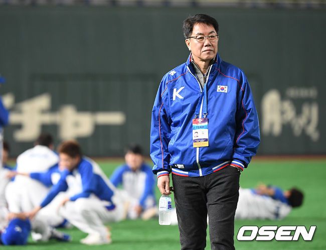 [OSEN=도쿄(일본), 곽영래 기자]김시진 기술위원장이 훈련을 지켜보고 있다. /youngrae@osen.co.kr