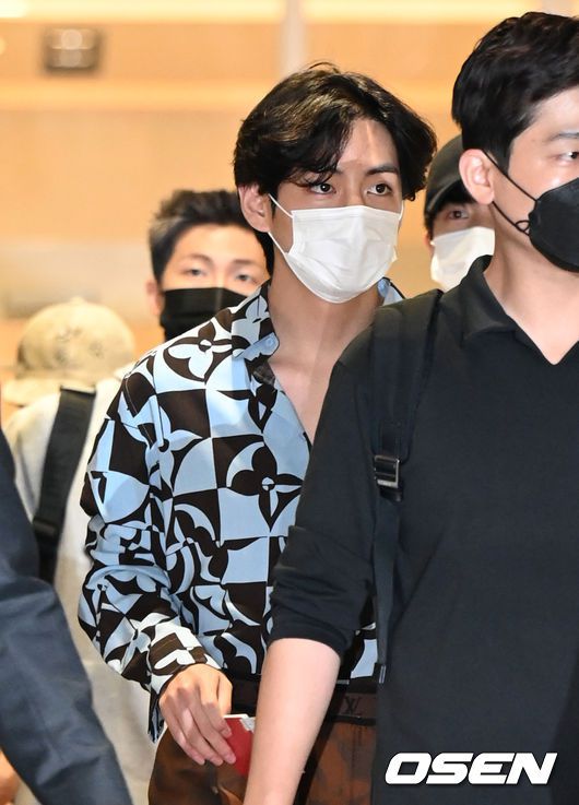 [OSEN=인천공항, 이대선 기자]그룹 방탄소년단 뷔가 출국장으로 이동하고 있다. 2021.09.18 /sunday@osen.co.kr