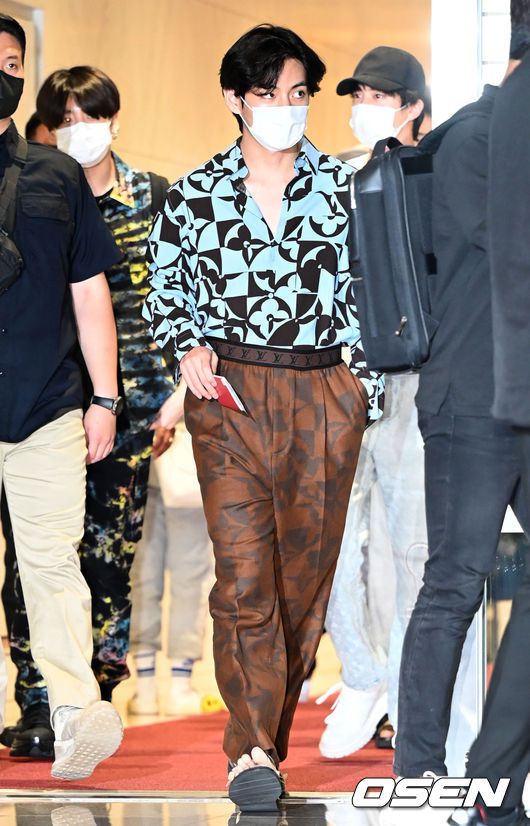 [OSEN=인천공항, 최규한 기자]방탄소년단 뷔를 비롯한 멤버들이 출국하고 있다. 2021.09.18 / dreamer@osen.co.kr