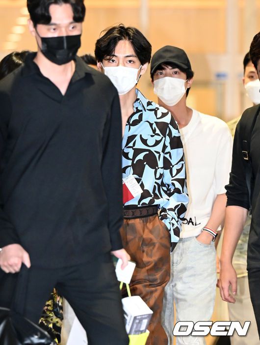 [OSEN=인천공항, 이대선 기자]그룹 방탄소년단 뷔와 진이 출국장으로 이동하고 있다. 2021.09.18 /sunday@osen.co.kr