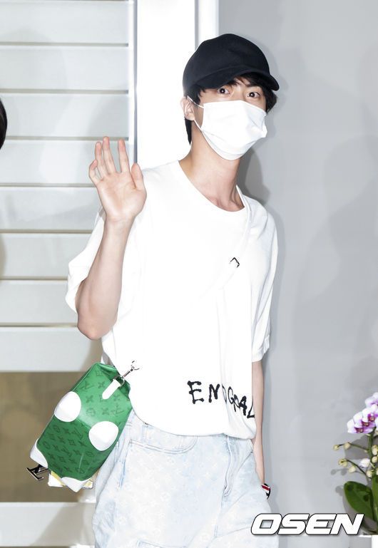 [OSEN=인천공항, 이대선 기자]그룹 방탄소년단 진이 출국장으로 이동하고 있다. 2021.09.18 /sunday@osen.co.kr