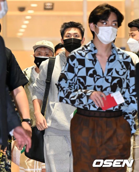 [OSEN=인천공항, 이대선 기자]그룹 방탄소년단 RM과 슈가가 출국장으로 이동하고 있다. 2021.09.18 /sunday@osen.co.kr