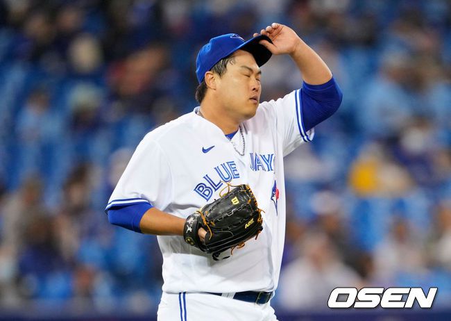 [사진] 토론토 류현진은 2021년 9월 29일(한국시간) 캐나다 온타리오주 토론토 로저스센터에서 열린 ‘2021 메이저리그’ 뉴욕 양키스와 홈경기에 선발 등판해 4⅓이닝 6피안타(1피홈런) 1볼넷 3탈삼진 3실점으로 애를 먹으며 시즌 10패(13승)째를 안았다.  ⓒGettyimages(무단전재 및 재배포 금지)