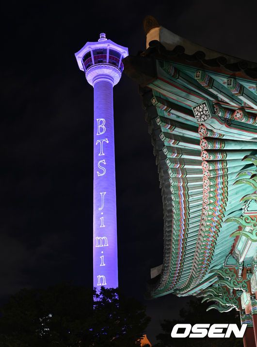 [OSEN=부산, 이대선 기자]방탄소년단(BTS) 지민의 생일을 축하하는 메시지를 담은 조명쇼가 펼쳐지고 있다. 2021.10.13 /sunday@osen.co.kr