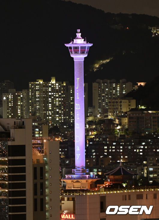 [OSEN=부산, 이대선 기자]방탄소년단(BTS) 지민의 생일을 축하하는 메시지를 담은 조명쇼가 펼쳐지고 있다. 2021.10.13 /sunday@osen.co.kr