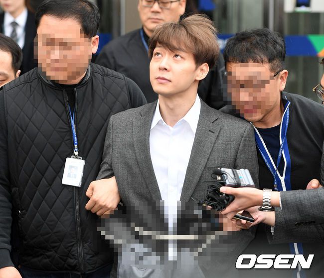 [OSEN=수원, 이대선 기자]마약 투약 혐의를 받고 있는 박유천은 지난 23일 국립과학수사연구원(국과수) 감식 결과체모에서 마약류 양성 반응이 나왔고 마약류 성분이 검출됐다는 것이 밝혀져 논란을 불러일으켰다.영장실질심사를 마친 박유천이 포승줄에 묶인채 법원을 나가고 있다. /sunday@oen.co.kr