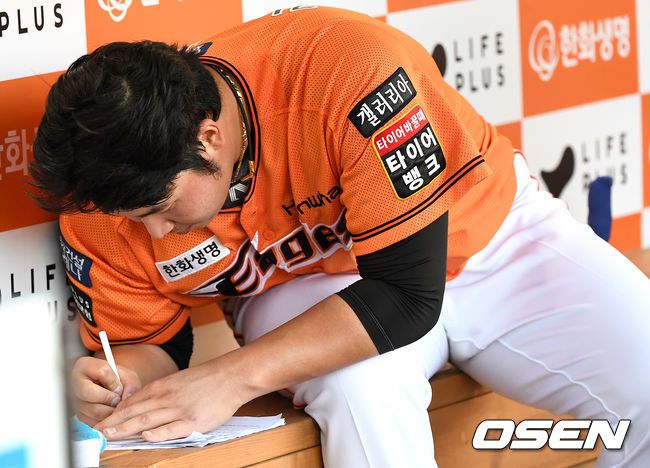 한화 김민우가 더그아웃에서 메모를 하고 있다. 2021.06.19 /OSEN DB