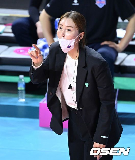 [OSEN=인천, 이대선 기자] 23일 오후 인천 부평구 인천삼산월드체육관에서 2021-2022 도드람 V-리그 여자부 정규리그 프로배구 흥국생명과 IBK기업은행의 경기가 열렸다.2세트 IBK기업은행 김사니 감독대행이 작전을 지시하고 있다. 2021.11.23 /sunday@osen.co.kr