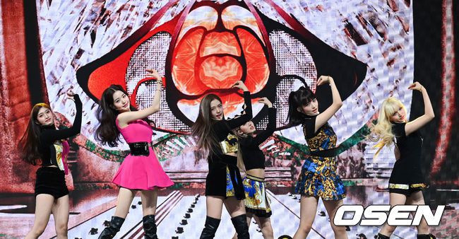 [OSEN=조은정 기자] 1일 오후 서울 광진구 예스24 라이브홀에서 아이브(IVE)의 첫 번째 싱글 '일레븐(ELEVEN)' 발매 기념 및 데뷔 쇼케이스가 열렸다.아이브가 멋진 무대를 선보이고 있다.  2021.12.01 /cej@osen.co.kr
