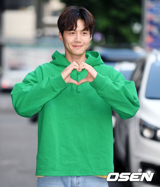 [사진=OSEN DB] 배우 김선호가 '2021 AAA'에서 불참에도 인기상 2관왕의 영광을 안았다. 사진은 과거 종방연에 참석한 모습이다.