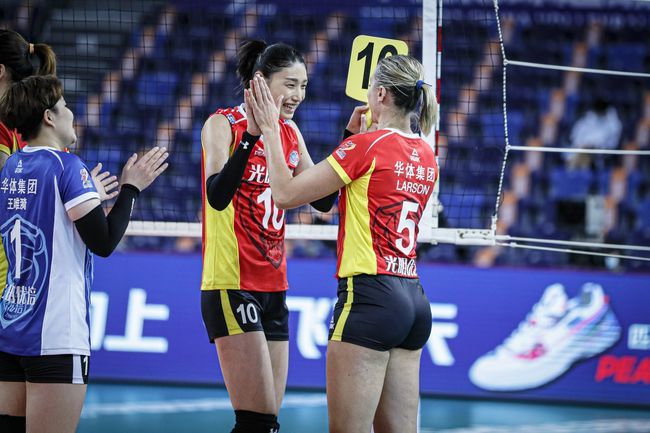 김연경과 조던 라슨. /중국배구협회 홈페이지