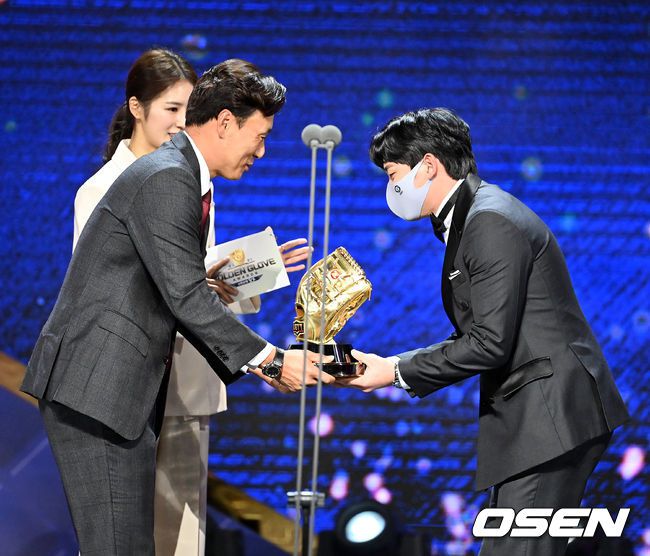 [OSEN=지형준 기자]골든글러브 2루수 부문에 힌화 정은원이 수상하며 이승엽 홍보대사의 축하를 받고 있다. 2021.12.10 /jpnews@osen.co.kr