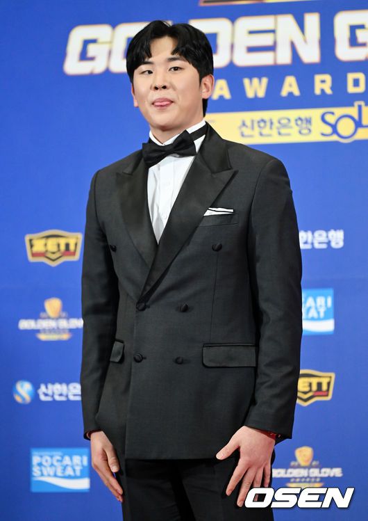 [OSEN=지형준 기자]한화 정은원이 포토타임을 하고 있다. 2021.12.10