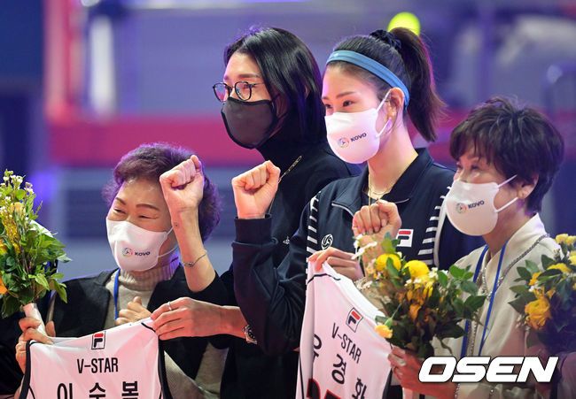 [OSEN=광주, 조은정 기자] 23일 오후 광주 페퍼스타디움에서 '도드람2021~2022' V리그 올스타전이 열렸다.경기에 앞서 배구선수 김연경, 김수지가 몬트리올 올림픽 선수단 이순복, 유경화와 기념 촬영을 하고 있다. 2022.01.23 /cej@osen.co.kr