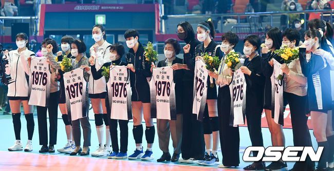 [OSEN=광주, 조은정 기자] 23일 오후 광주 페퍼스타디움에서 '도드람2021~2022' V리그 올스타전이 열렸다.경기에 앞서 도쿄올림픽 배구 여자부 국가대표 선수단과 몬트리올 올림픽 배구 여자부 국가대표 선수단이 기념 촬영을 하고 있다. 2022.01.23