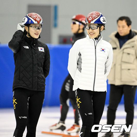 [OSEN=지형준 기자]쇼트트랙 대표팀 이유빈, 서휘민이 훈련을 하며 이야기를 나누고 있다. 2022.01.05 /jpnews@osen.co.kr