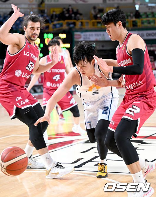 [OSEN=창원, 김성락 기자] 30일 오후 경남 창원시 중앙동 창원스포크파크 실내체육관에서 '2021-22 KGC인삼공사 정관장 프로농구' 창원 LG와 전주 KCC의 경기가 열렸다.3쿼터, KCC 송교창이 드리블을 하고 있다. 2022.02.01 /ksl0919@osen.co.kr