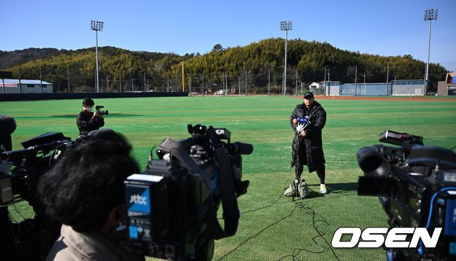 [OSEN=거제, 이대선 기자] 한화 이글스 스프링캠프가 3일 경상남도 거제시 하청스포츠타운에서 진행됐다.토론토 류현진이 인터뷰를 하고 있다. 2022.02.03